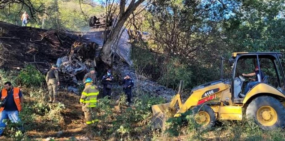 Remueven escombros de furgón accidentado y buscan de los restos de conductor fallecido