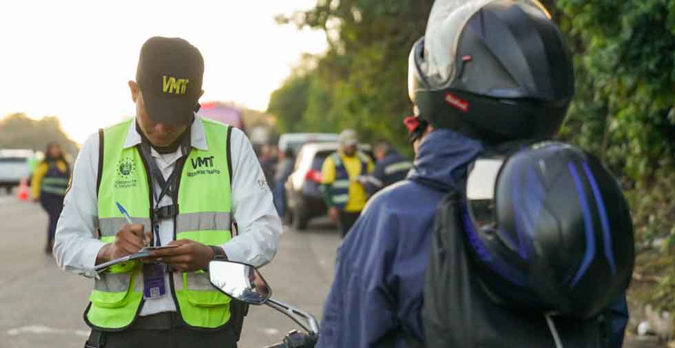 Sorprenden a dos motociclistas bajo los efectos del alcohol y sin licencia