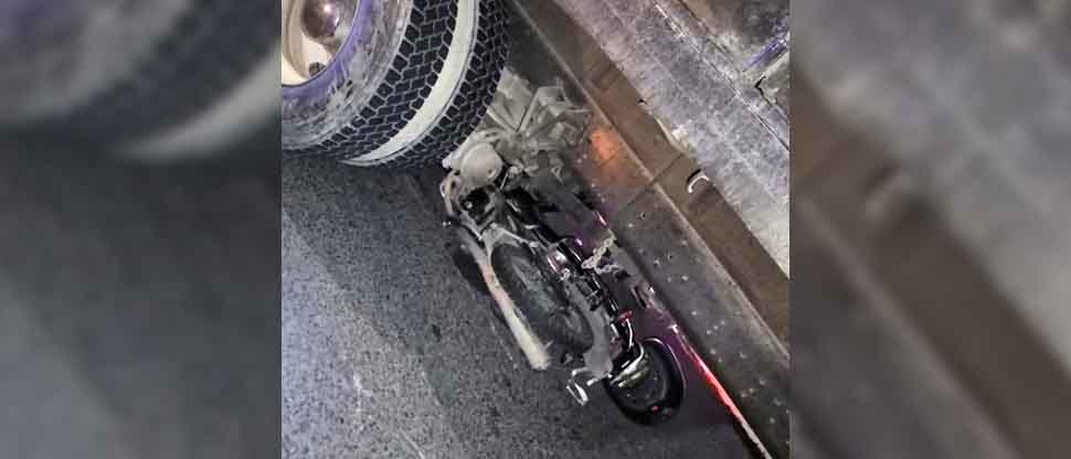 Motocicleta queda debajo de las llantas de un camión tras accidente en carretera a Sonsonate