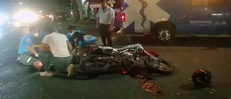 Conductor huye del lugar tras chocar contra un motociclista