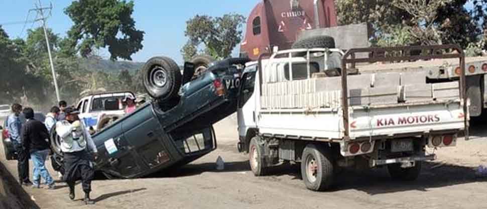 Vehículo vuelca tras aparatoso accidente en carretera a Sonsonate