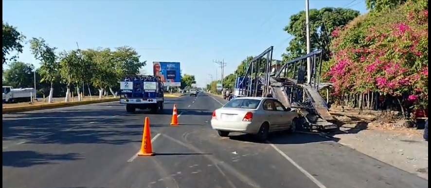 Conductor pierde la vida al chocar contra una rastra en carretera a Acajutla