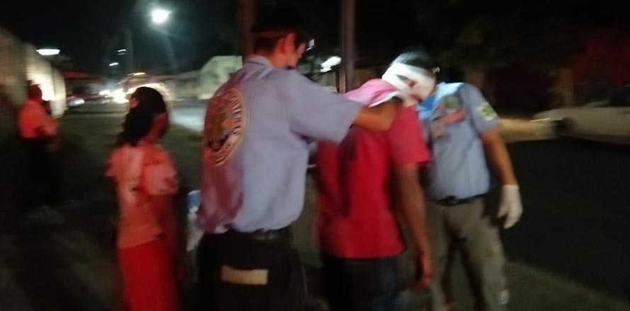 Hombre ebrio se rompe la frente al caer en una cuneta, lo llevan al hospital y se escapa
