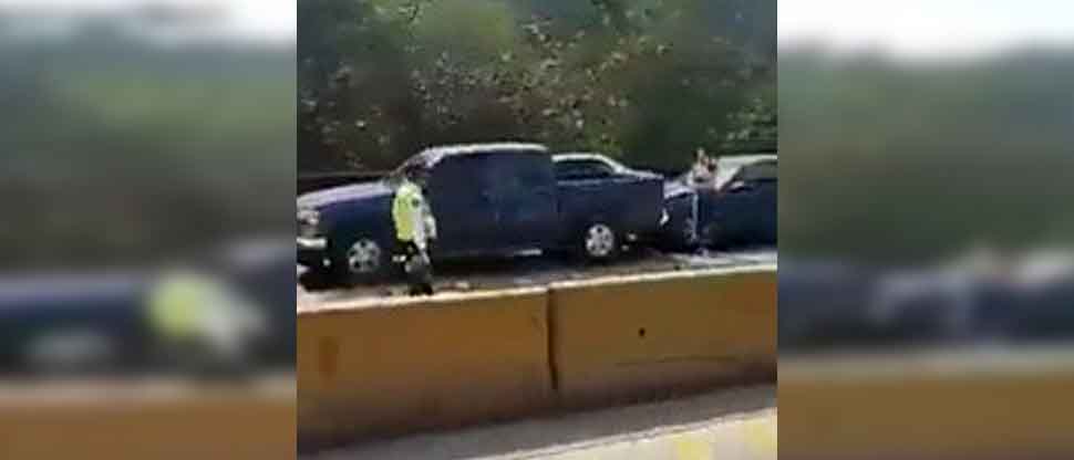 Conductores provocan fuerte tráfico tras chocar sus vehículos en carretera Los Chorros