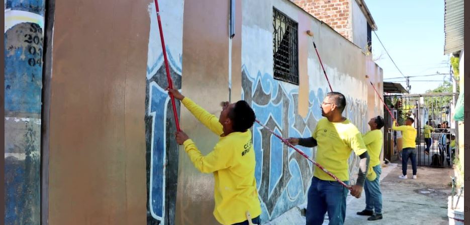 Privados de libertad realizan borrado de grafitis de pandillas en Soyapango