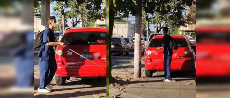 VIDEO: Vehículos estacionados sobre la acera impiden el paso a joven no vidente