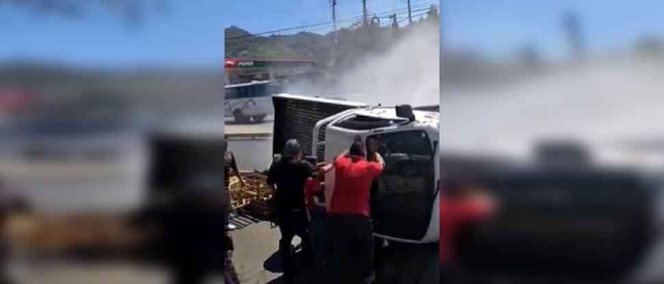 VIDEO: Reportan aparatoso accidente en avenida Peralta, San Salvador