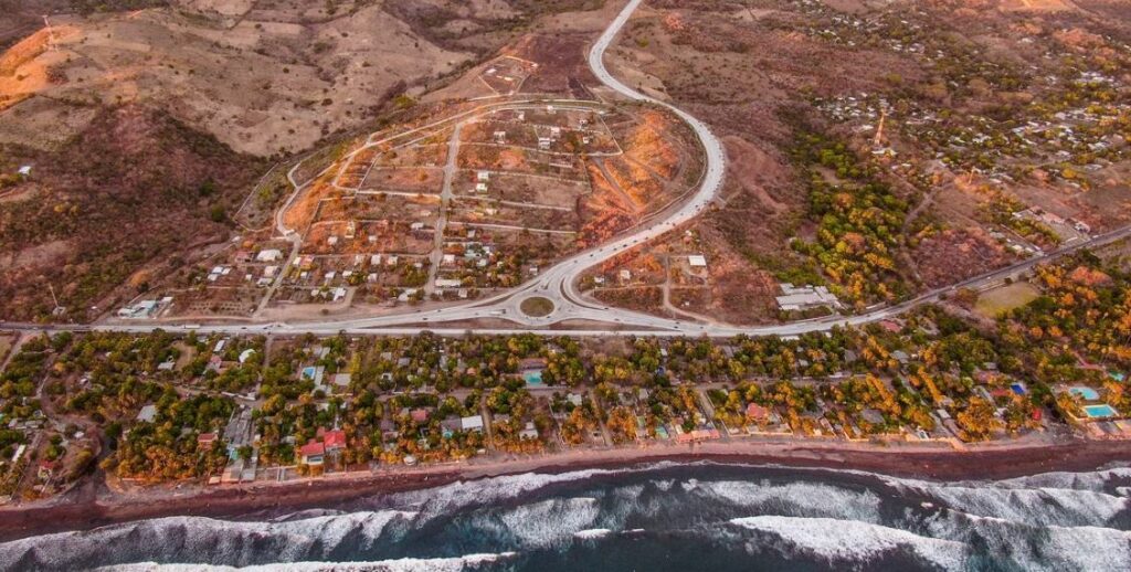 Inicia ampliación de carretera Litoral entre el Puerto de La Libertad y la playa El Zonte