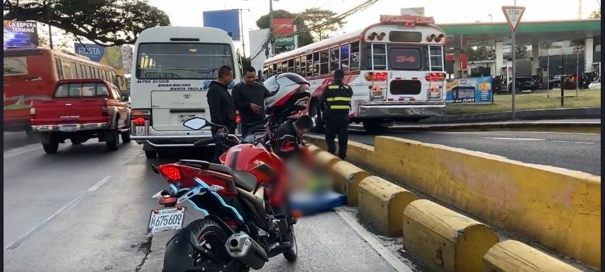 Persona sordomuda cae de un microbús en Santa Tecla tras ser empujada por otros pasajeros