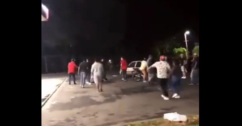 Captan acto de intolerancia en Santa Ana: Varios sujetos se van a los goles en gasolinera | VIDEO