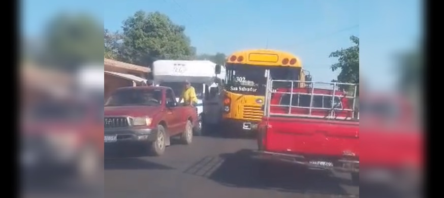 Busero detiene el tráfico por irse en carril contrario | VIDEO