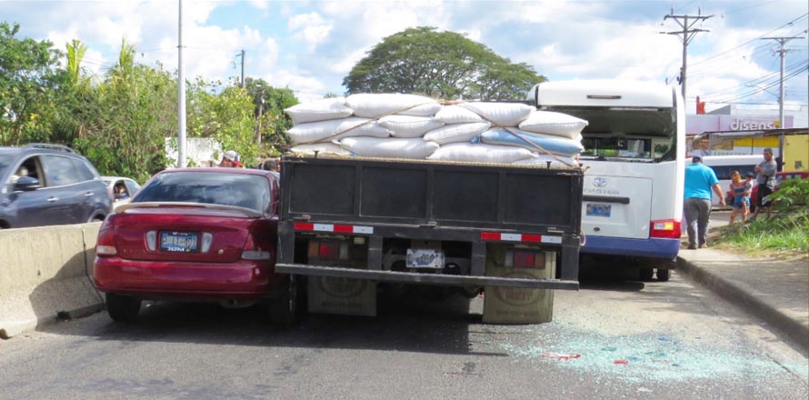 Reportan triple accidente en carretera Panamericana; los tres se disputaban la vía
