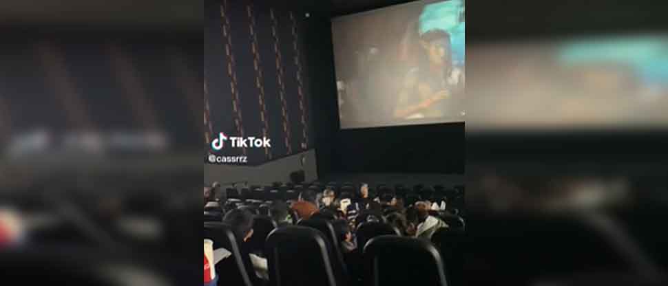 Sorprenden a pareja “dándose” amor indebidamente en plena función de cine
