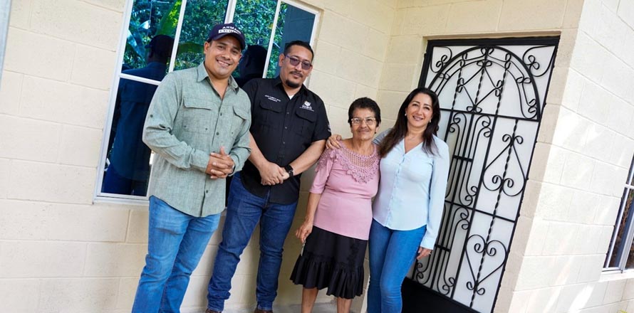 Entregan viviendas nuevas a familias de Chalatenango