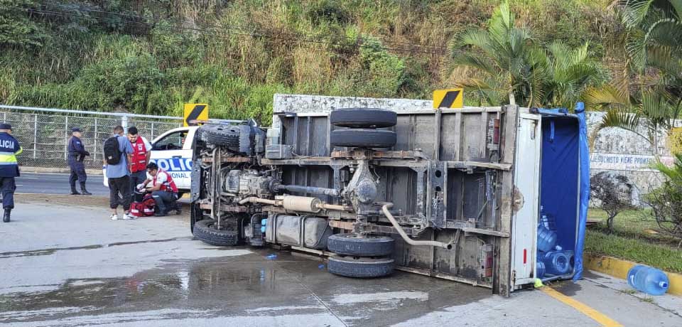 Reportan camión volcado y una persona lesionada en autopista a Comalapa