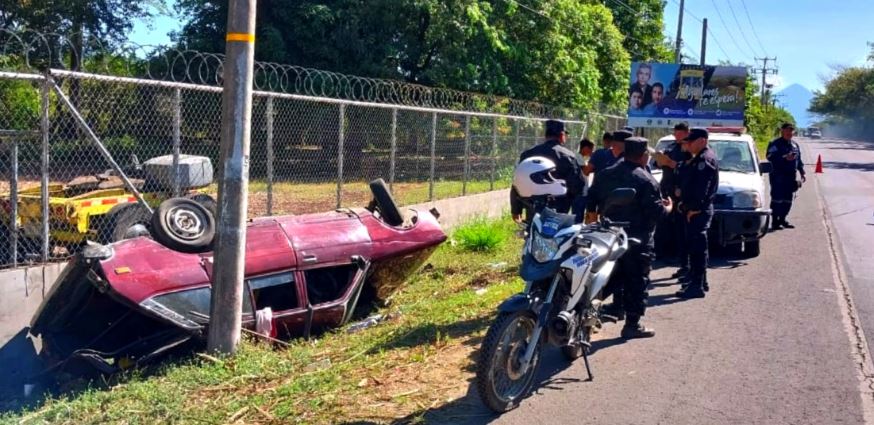 Reportan pick up volcado y tres personas lesionadas en carretera Troncal del Norte