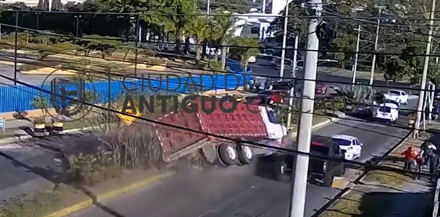 Cámaras de video vigilancia captan aparatoso accidente en Antiguo Cuscatlán