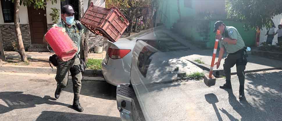 Retiran obstáculos que eran usados para apartar parqueo de vehículos en calles de Santa Tecla