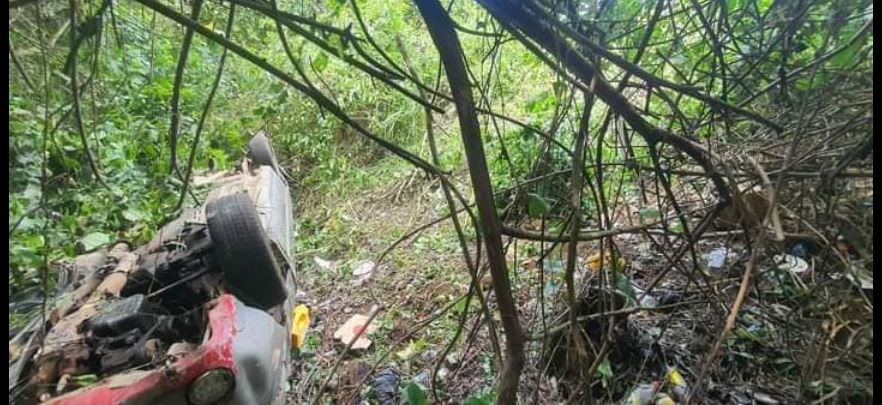 Conductor pierde el control en una curva y cae en barranco de Usulután