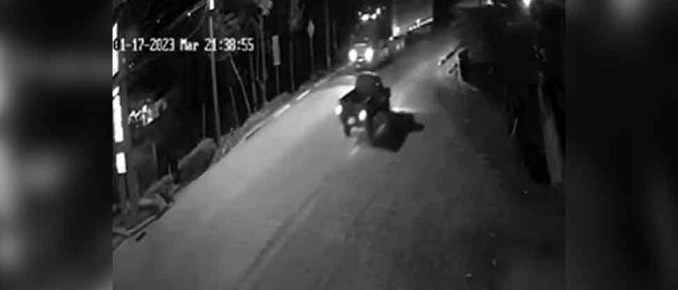 Vivo de milagro: Captan momento cuando conductor choca contra una rastra