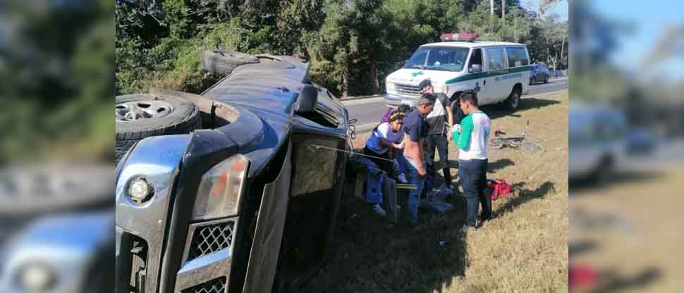 Auxilian a conductor lesionado tras aparatoso accidente en carretera Panamericana