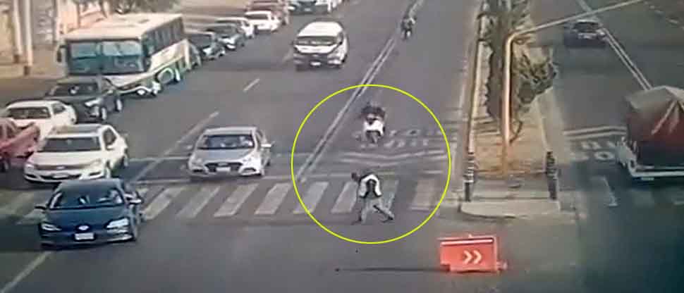 Cámaras de videovigilancia captan el impactante momento cuando un motociclista arrolla a un hombre  