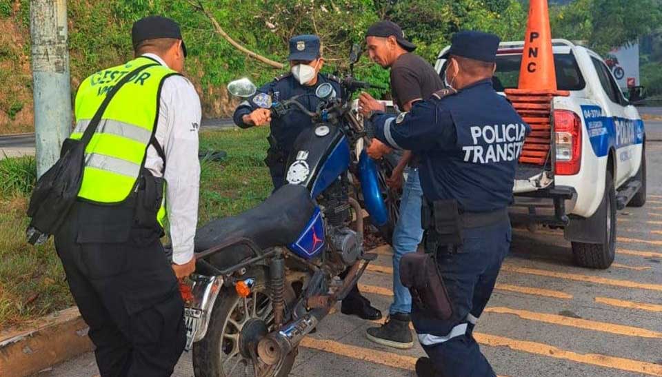 Detienen a motociclista que conducía ebrio en la carretera a Los Chorros