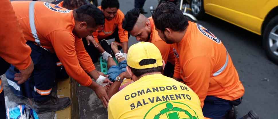 Tras excesiva velocidad, motociclistas chocan frontalmente y resultan lesionados en San Salvador