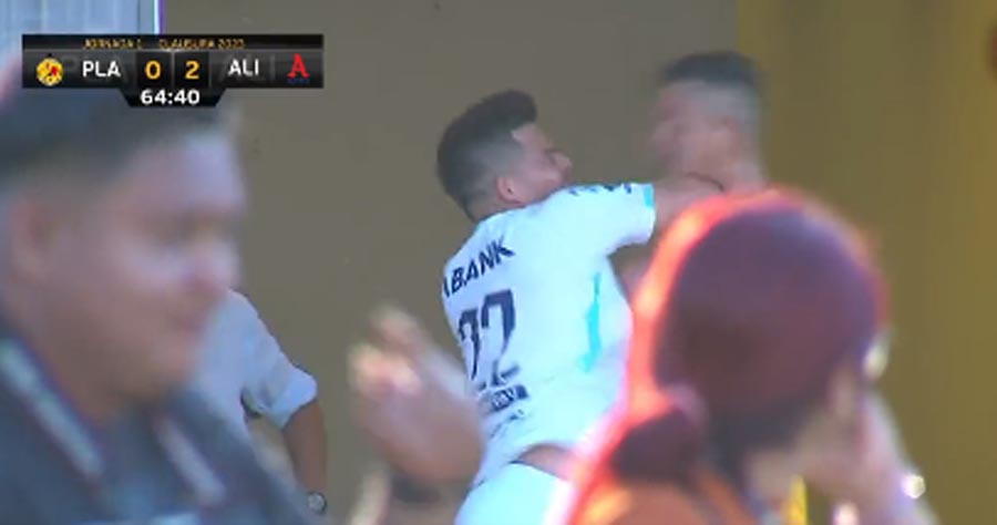 VIDEO: Rodolfo Zelaya se va a las trompadas con jugador de Platense