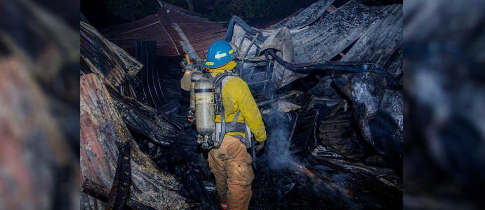 Voraz incendio consume vivienda en La Libertad y deja miles de dólares en pérdidas