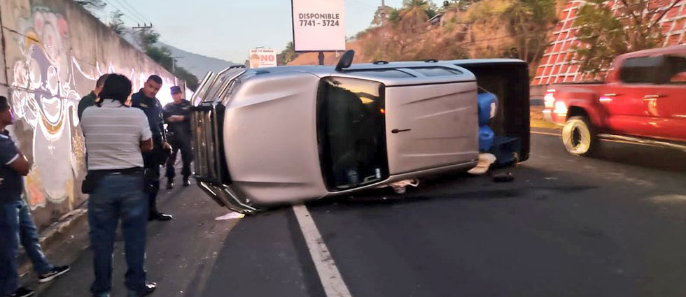 Automovilista vuelca tras chocar contra separadores sobre la carretera de Oro