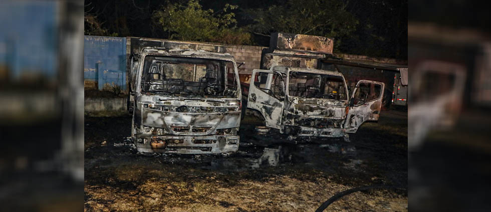 Camiones acaban en cenizas tras quema de basura que se salió de control