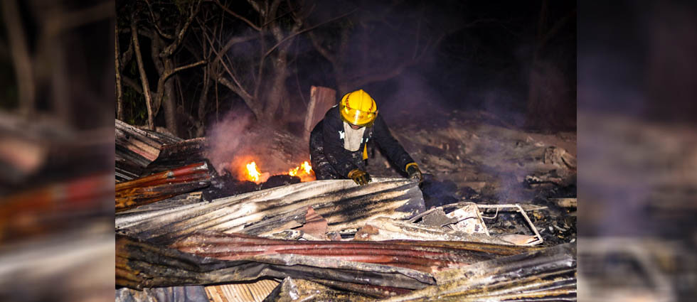 Pareja de ancianos pierde su vivienda tras voraz incendio