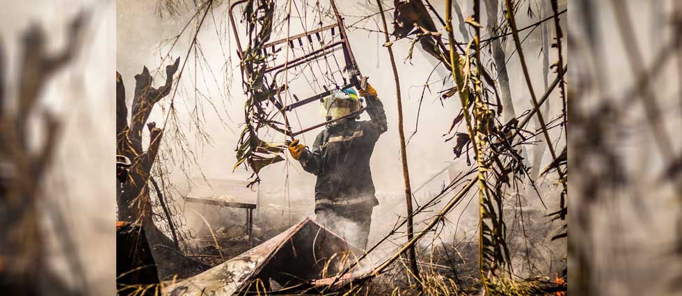 Extinguen incendio en terreno donde arrojaban abundantes desechos