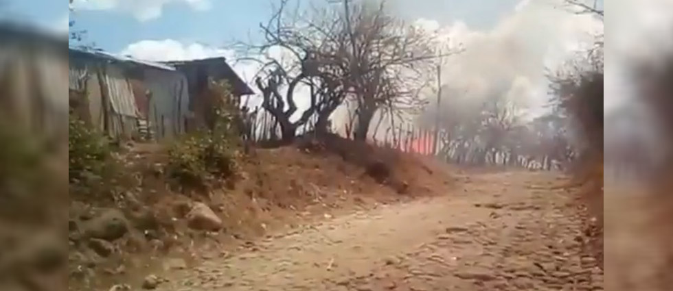 Militares ayudan a sofocar incendio que amenazaba con expandirse a viviendas