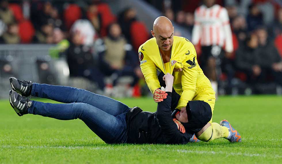 VIDEO: Portero del Sevilla fue agredido por un aficionado durante el partido contra PSV