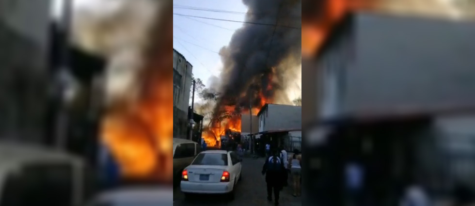 Voraz incendio consume negocio en San Salvador