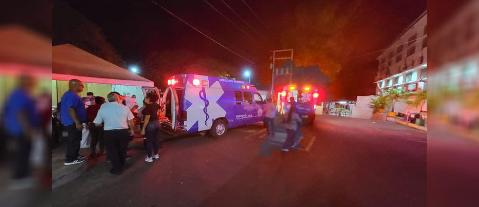 Menores en motocicleta arrollan a un peatón: hay dos heridos de gravedad