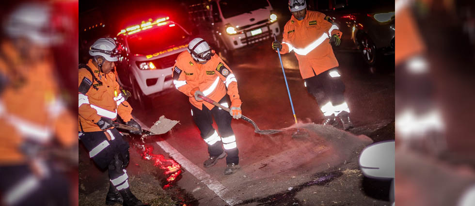 Un lesionado tras fuerte accidente de tránsito entre tres automóviles y una motocicleta