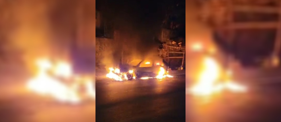Vehículo queda en cenizas tras incendiarse carretera al Puerto de La Libertad