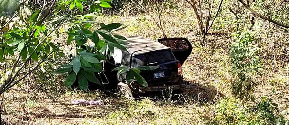 Tres lesionados tras accidente de automóvil que acabó en el barranco