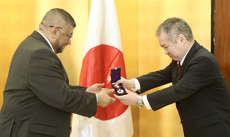 Embajada de Japón condecora a Oswalds Mata presidente de la FSK