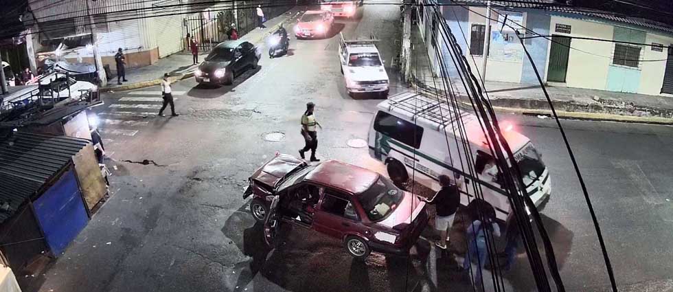 Mujer resulta lesionada tras fuerte accidente en el centro de Soyapango