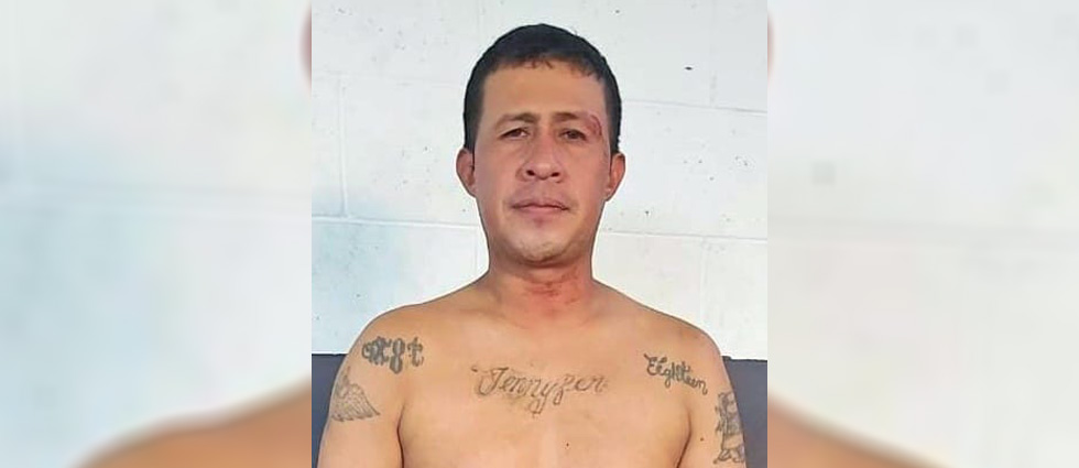 Policías arrestan a pandillero que era buscado con una orden