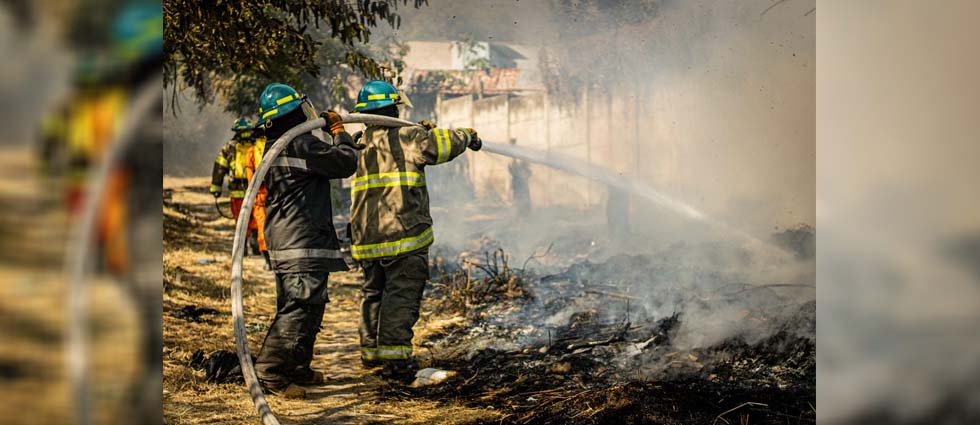 Bomberos sofocan al menos 10 incendios en maleza seca en lo que va de domingo