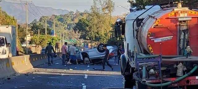 Conductor choca contra una pipa y termina volcado en carretera Panamericana, Santa Ana