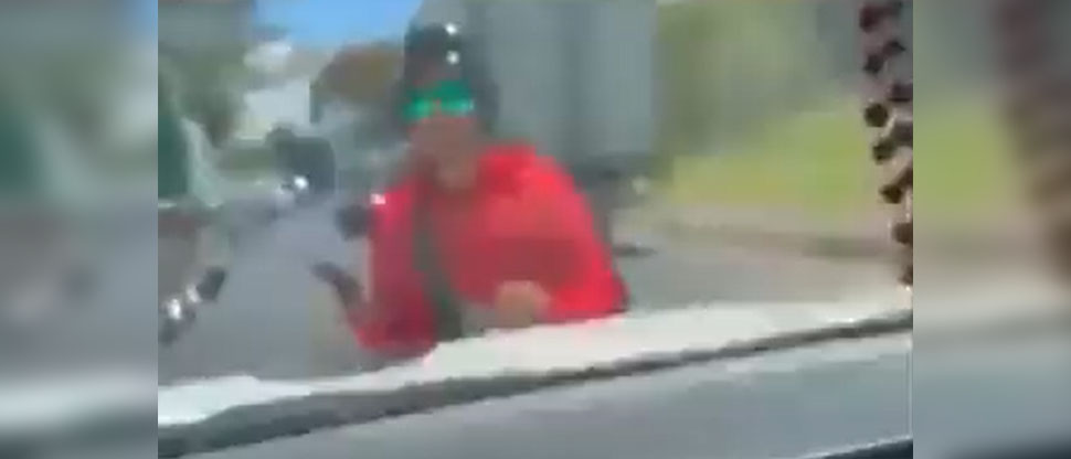 Motociclista golpea furiosamente con un hierro el carro de la exministra de Salud de Costa Rica