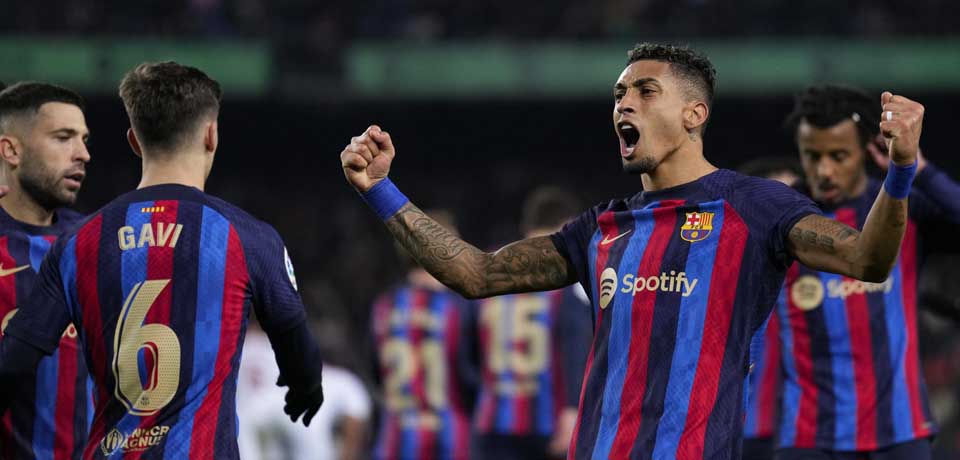 El Barcelona golea al Sevilla y se aleja ocho puntos de El Real Madrid