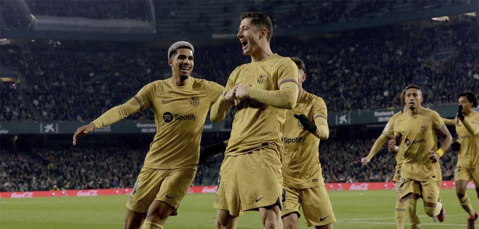 El Barcelona logra una sufrida victoria ante el Betis y se mantiene líder en La Liga