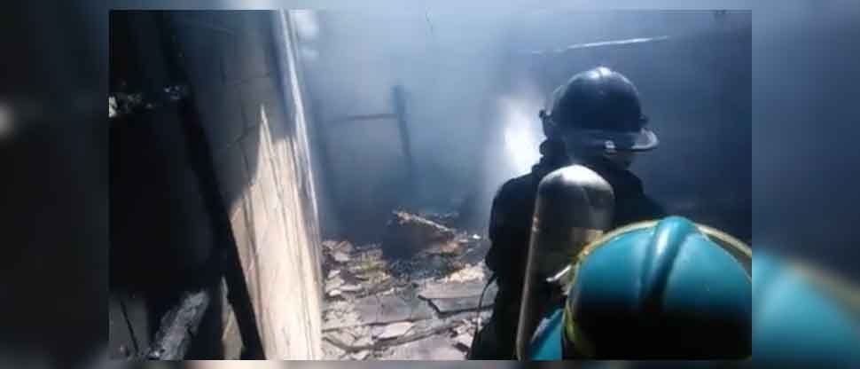 Bomberos controlan incendio en una bodega ubicada en colonia San Pedro, Mejicanos